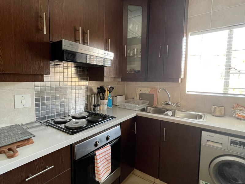 Cozy 2-Bed Flat with Modern Comforts - Photo 1