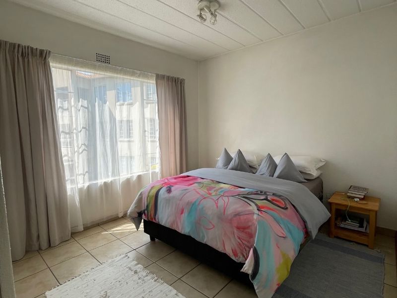 Cozy 2-Bed Flat with Modern Comforts - Photo 9