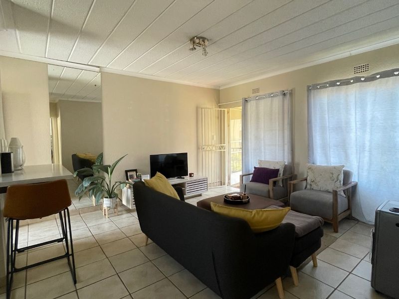Cozy 2-Bed Flat with Modern Comforts - Photo 6
