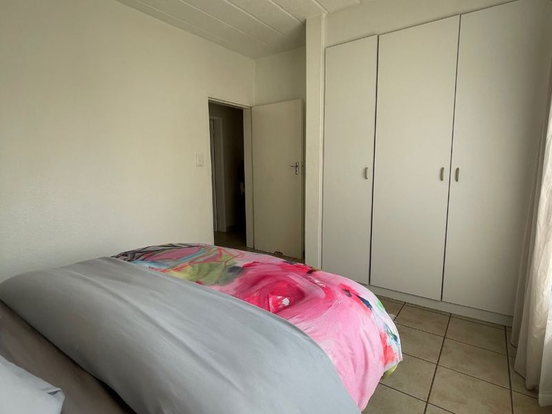 Cozy 2-Bed Flat with Modern Comforts - Photo 3