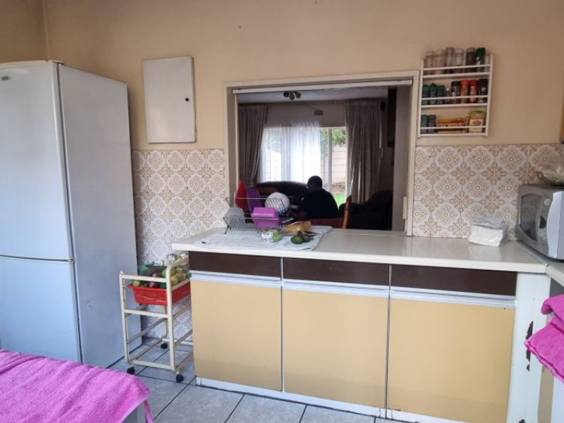 Comfortable 2-Bedroom Duplex in Secure Pet-Friendly Complex - Photo 3