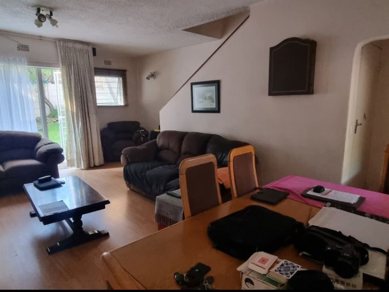 Comfortable 2-Bedroom Duplex in Secure Pet-Friendly Complex - Photo 2