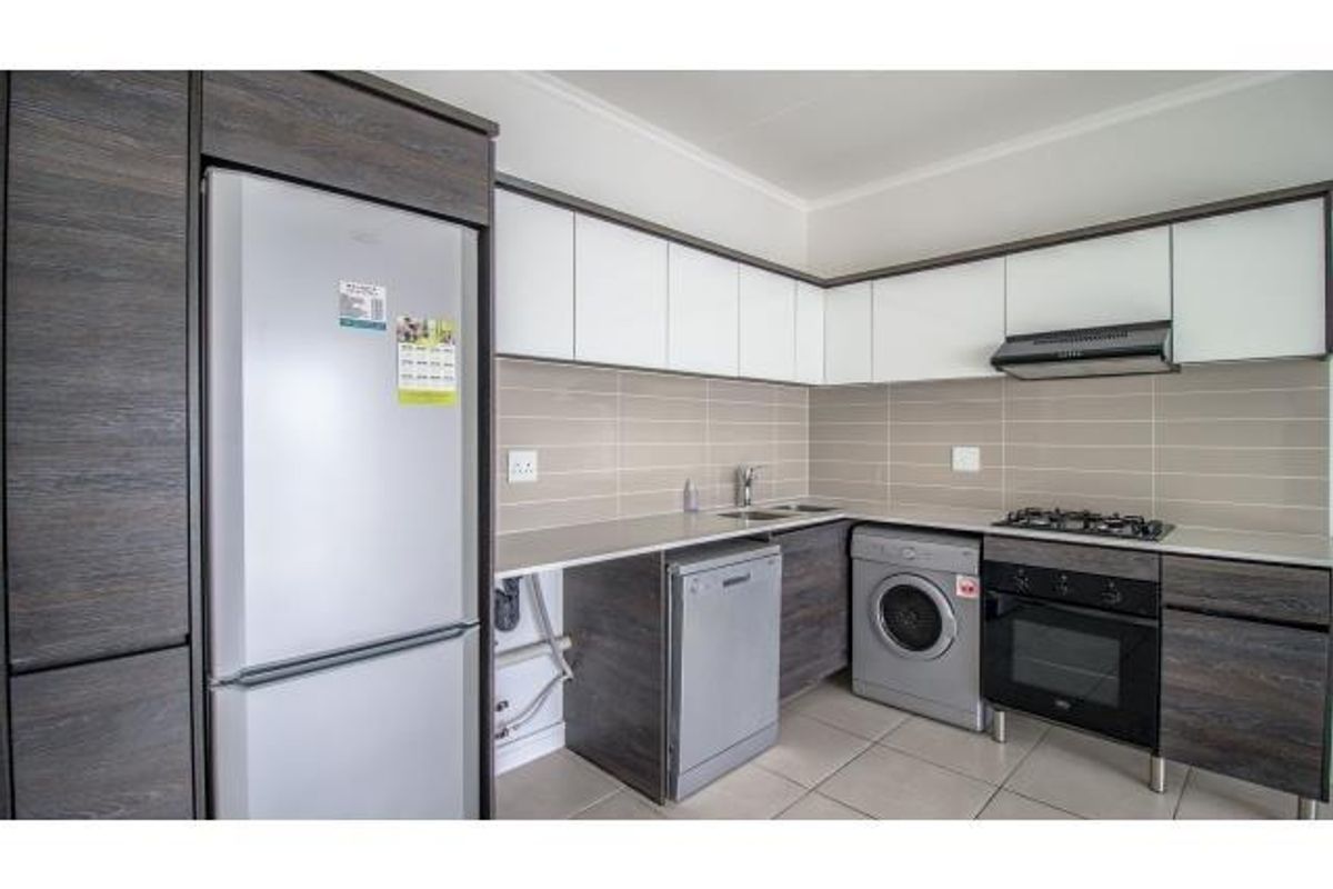 Modern 1-Bedroom Townhouse with Excellent Amenities - Photo 3