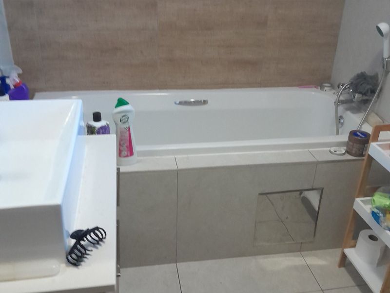 "Modern 1-Bed Flat: Comfort & Convenience!" - Photo 8