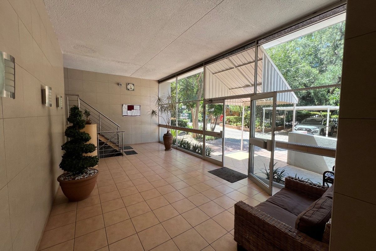 Spacious 2-Bedroom Flat with Garden and Pool Access" - Photo 5