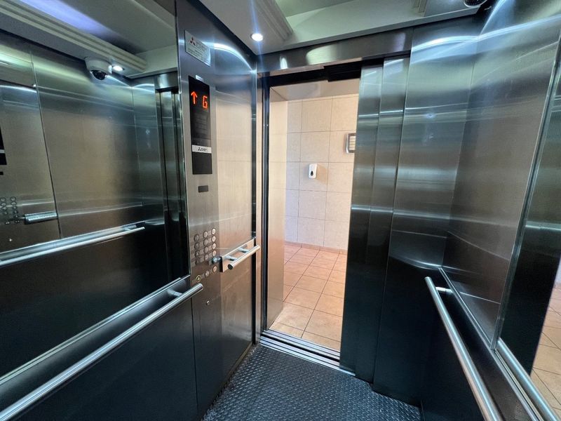 Spacious 2-Bedroom Flat with Garden and Pool Access" - Photo 9