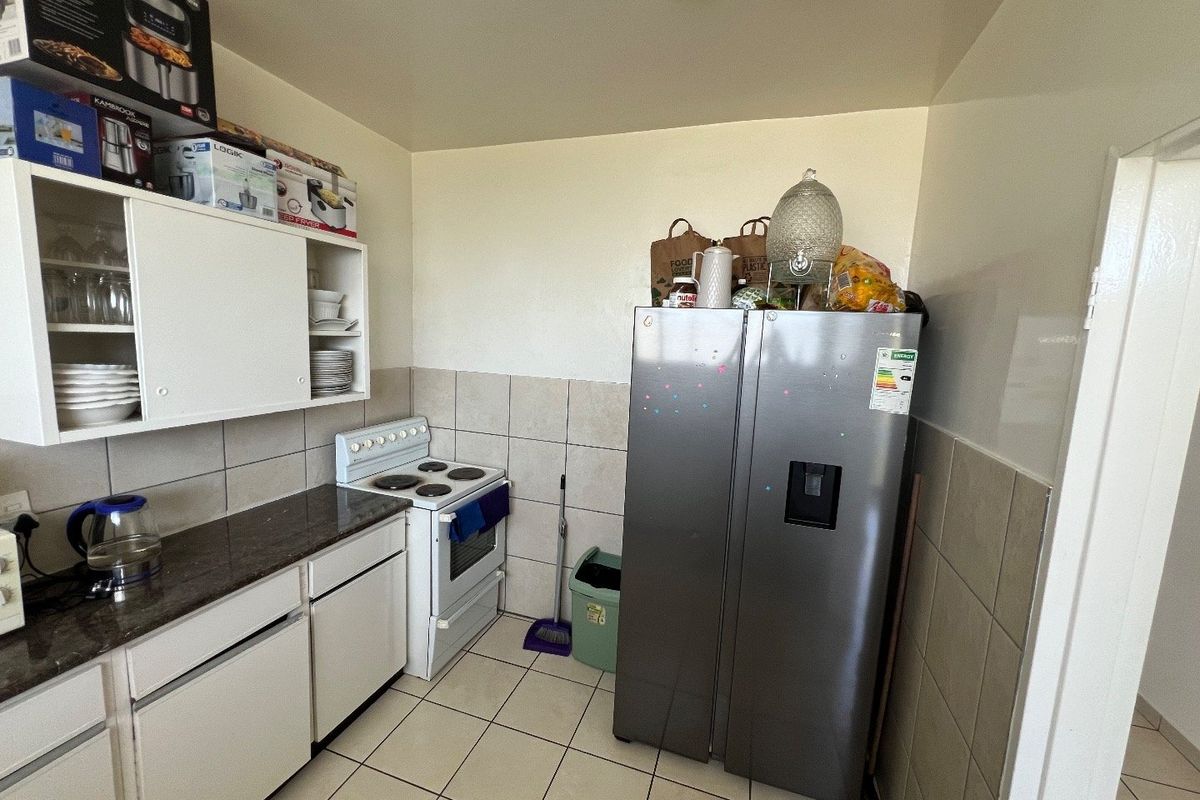 Spacious 2-Bedroom Flat with Garden and Pool Access" - Photo 3