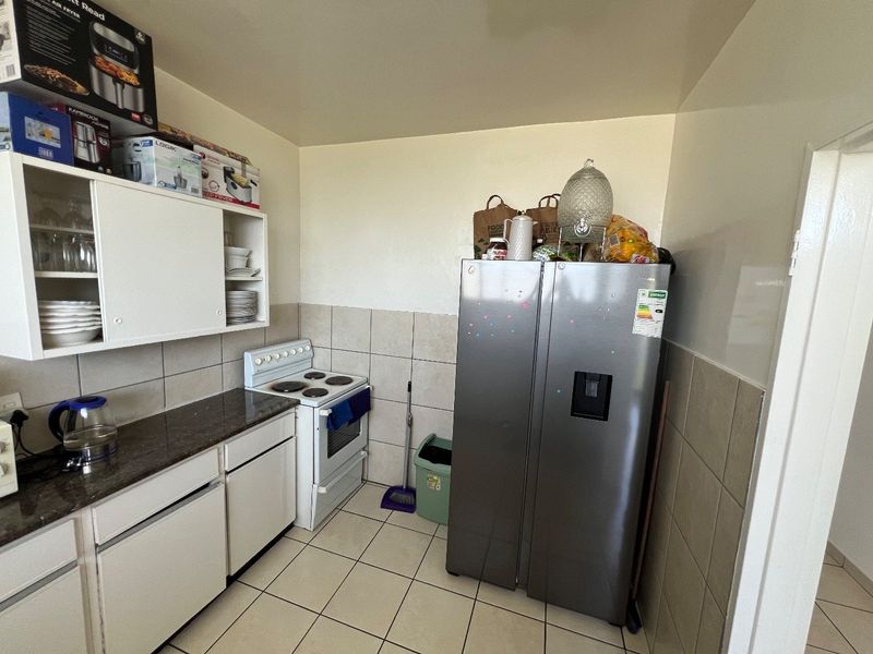 Spacious 2-Bedroom Flat with Garden and Pool Access" - Photo 3