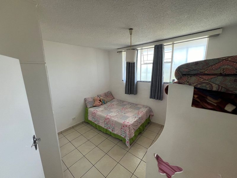 Spacious 2-Bedroom Flat with Garden and Pool Access" - Photo 7