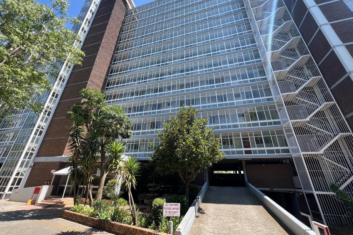 Spacious 2-Bedroom Flat with Garden and Pool Access" - Photo 4