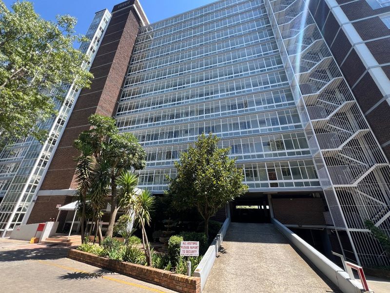 Spacious 2-Bedroom Flat with Garden and Pool Access" - Photo 4