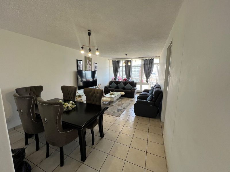Spacious 2-Bedroom Flat with Garden and Pool Access" - Photo 3