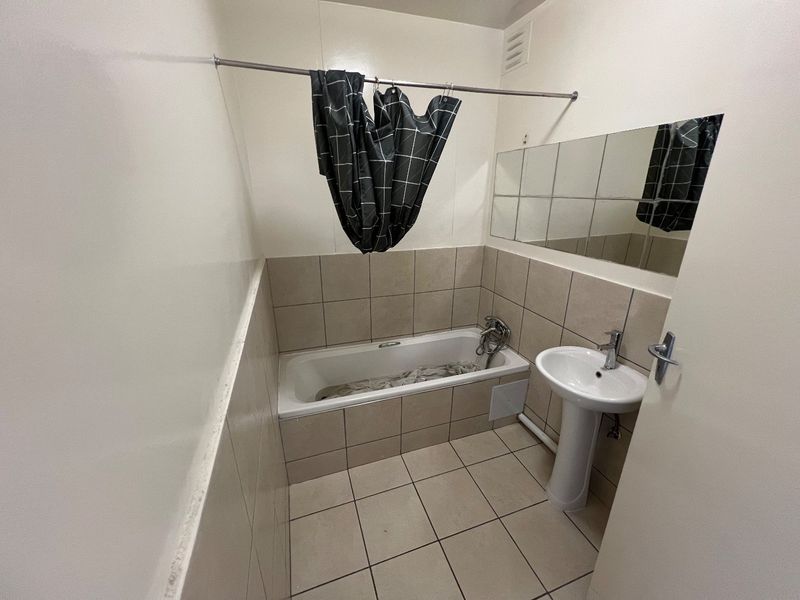 Spacious 2-Bedroom Flat with Garden and Pool Access" - Photo 10