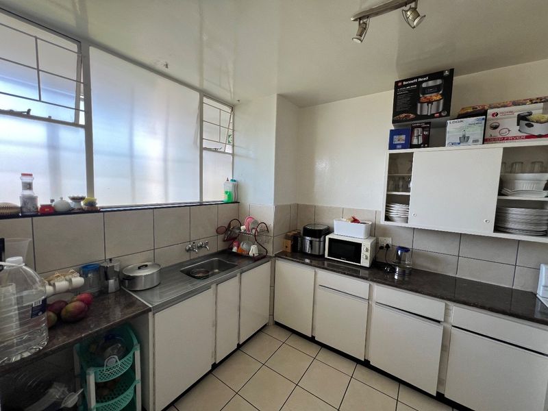 Spacious 2-Bedroom Flat with Garden and Pool Access" - Photo 8