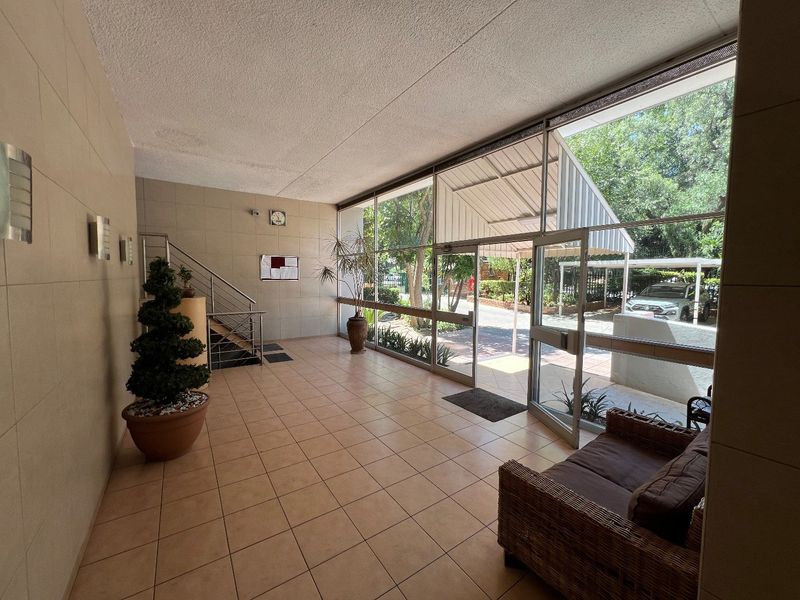 Spacious 2-Bedroom Flat with Garden and Pool Access" - Photo 5