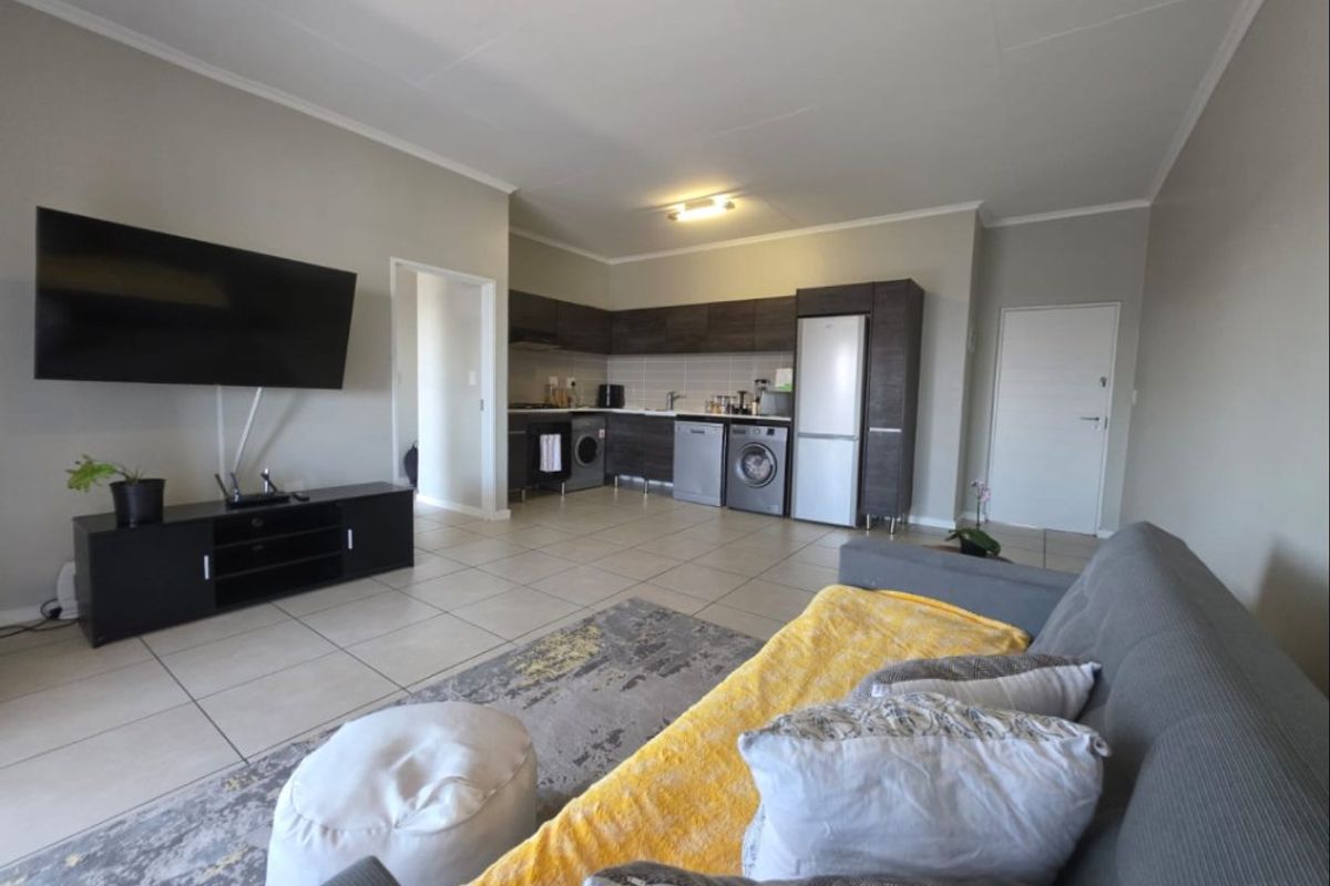 Modern 1-Bedroom Flat with Extended Balcony and Pool Access - Photo 5