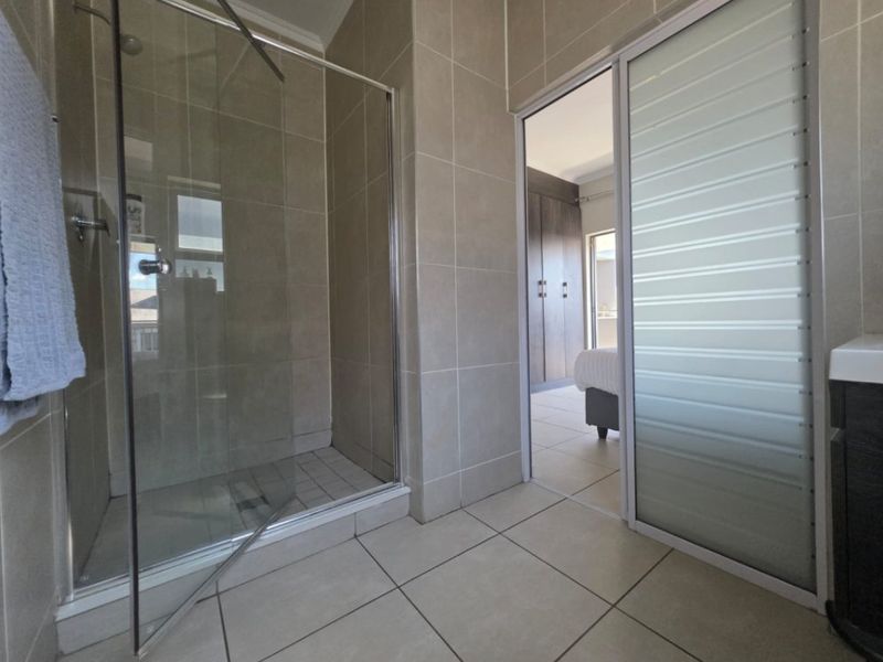 Modern 1-Bedroom Flat with Extended Balcony and Pool Access - Photo 4