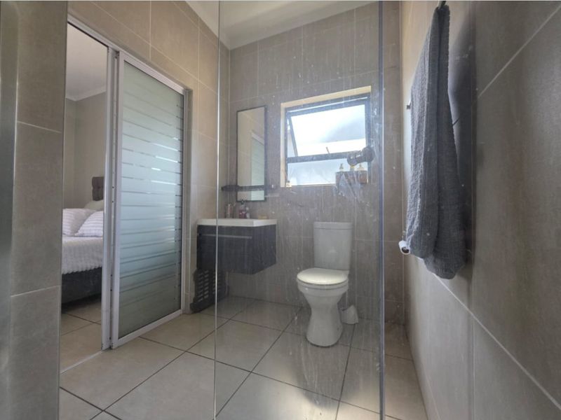Modern 1-Bedroom Flat with Extended Balcony and Pool Access - Photo 8