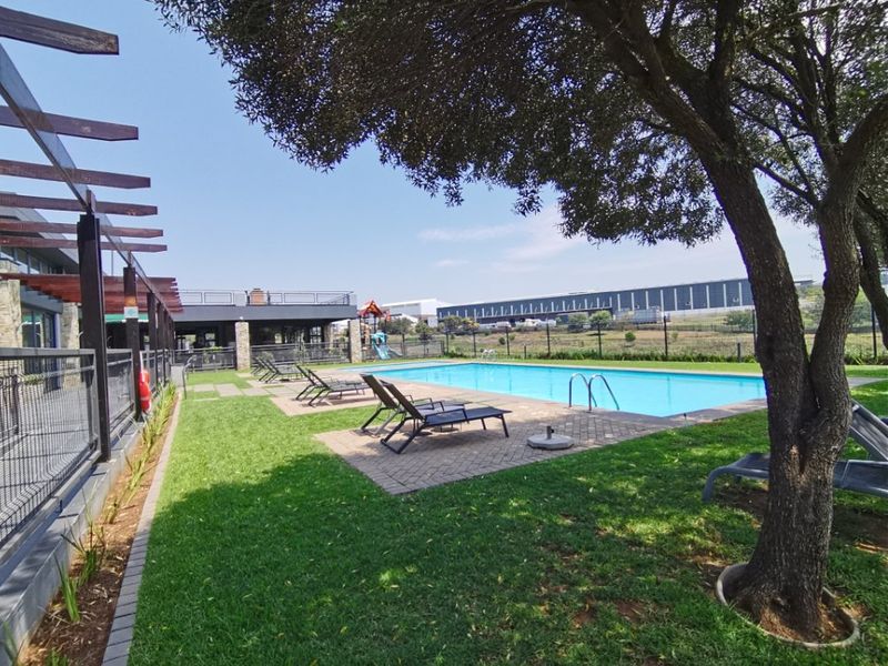 Modern 1-Bedroom Flat with Extended Balcony and Pool Access - Photo 1
