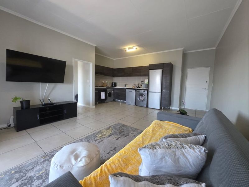 Modern 1-Bedroom Flat with Extended Balcony and Pool Access - Photo 5