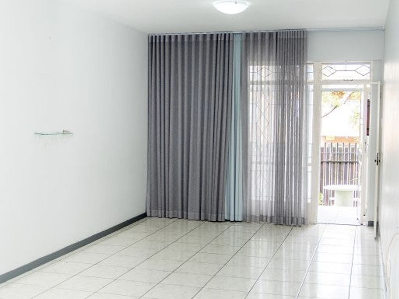 Spacious 2-Bedroom Flat with Garden and Great Security - Photo 4