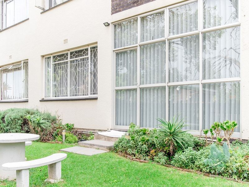 Spacious 2-Bedroom Flat with Garden and Great Security - Photo 1