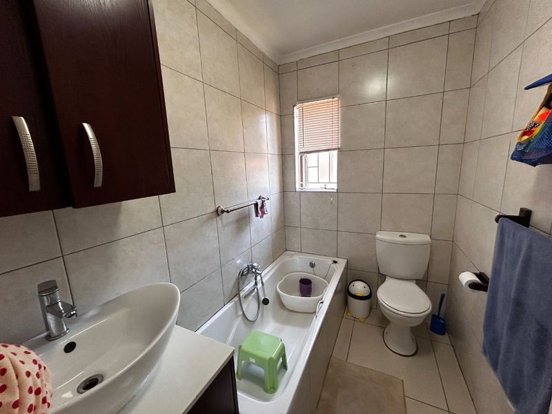 2 Bed Townhouse – Modern, Pet-Friendly Living with Great Amenities - Photo 7