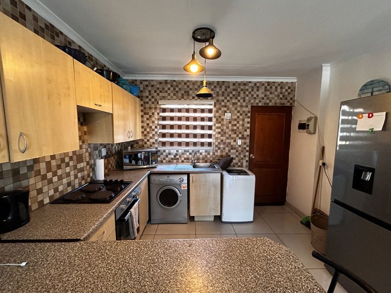 2 Bed Townhouse – Modern, Pet-Friendly Living with Great Amenities - Photo 3