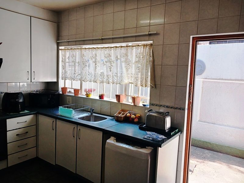 Neat and Spacious 2-Bedroom Duplex for Sale - Photo 5