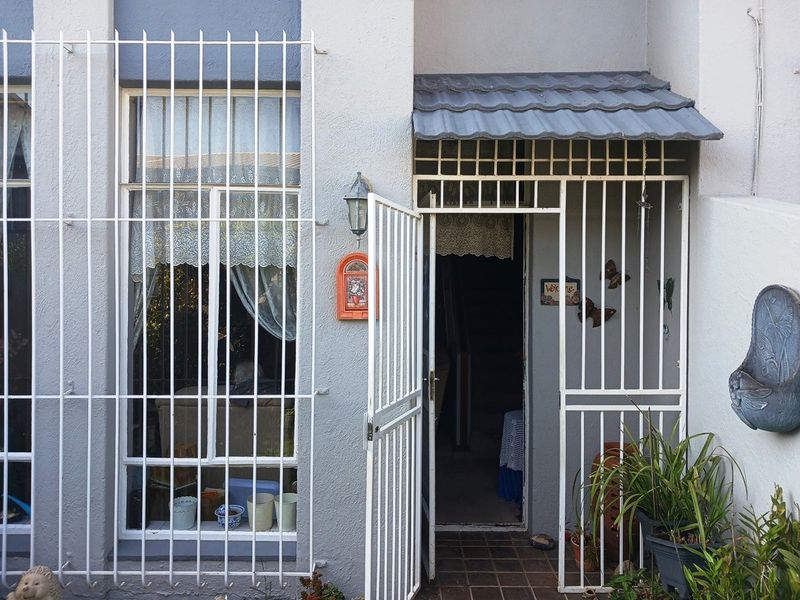 Neat and Spacious 2-Bedroom Duplex for Sale - Photo 8