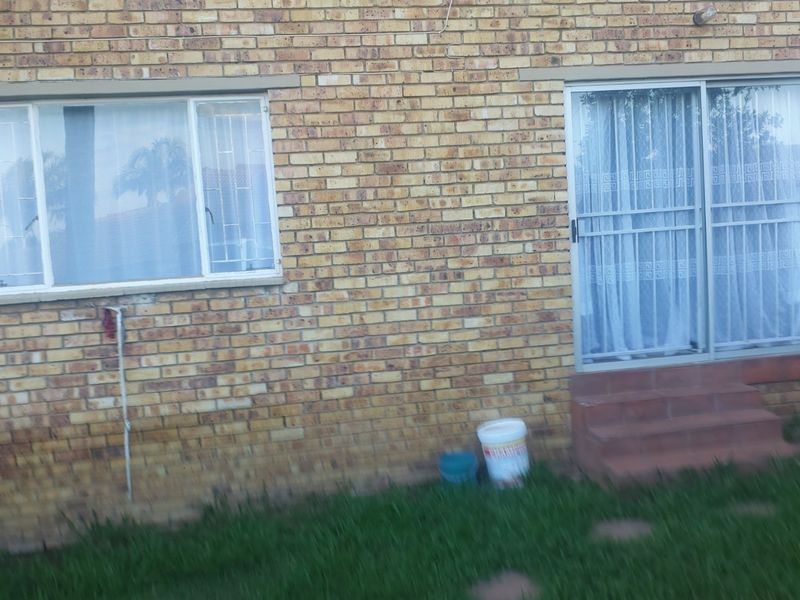 2 bedroom 1 bathroom Ground floor unit up for grabs  - Photo 2