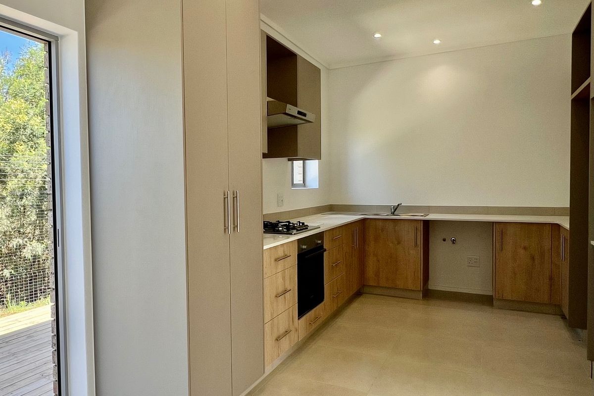 NEW THREE BEDROOM HOME IN DIEPKLOOF, MOOIKLOOF COUNTRY ESTATE, GEORGE - Photo 5