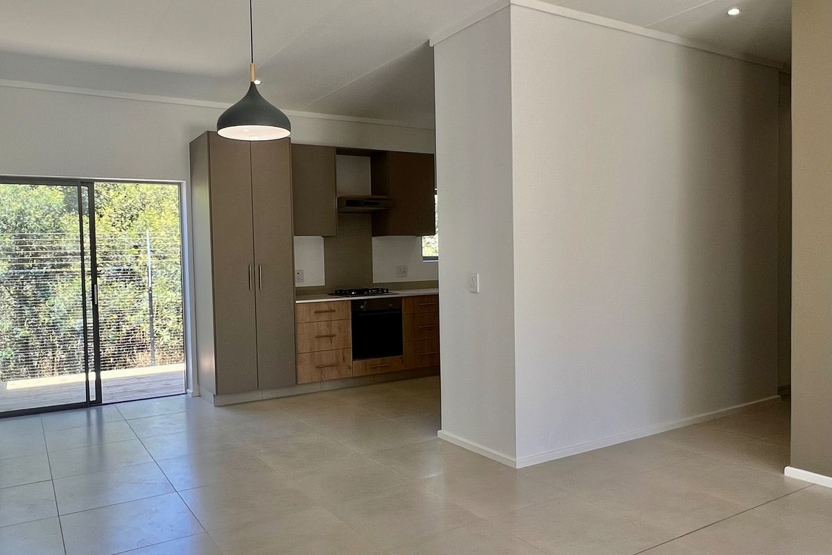 NEW THREE BEDROOM HOME IN DIEPKLOOF, MOOIKLOOF COUNTRY ESTATE, GEORGE - Photo 4