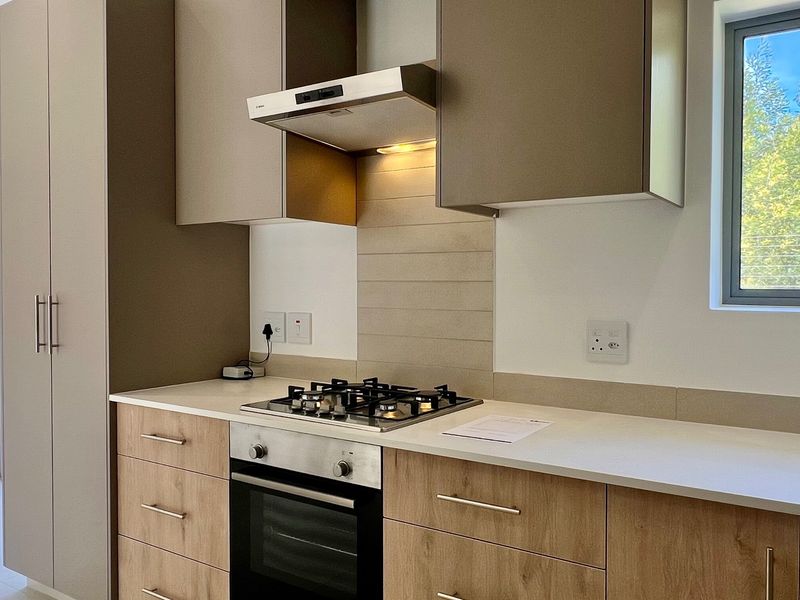 NEW THREE BEDROOM HOME IN DIEPKLOOF, MOOIKLOOF COUNTRY ESTATE, GEORGE - Photo 7