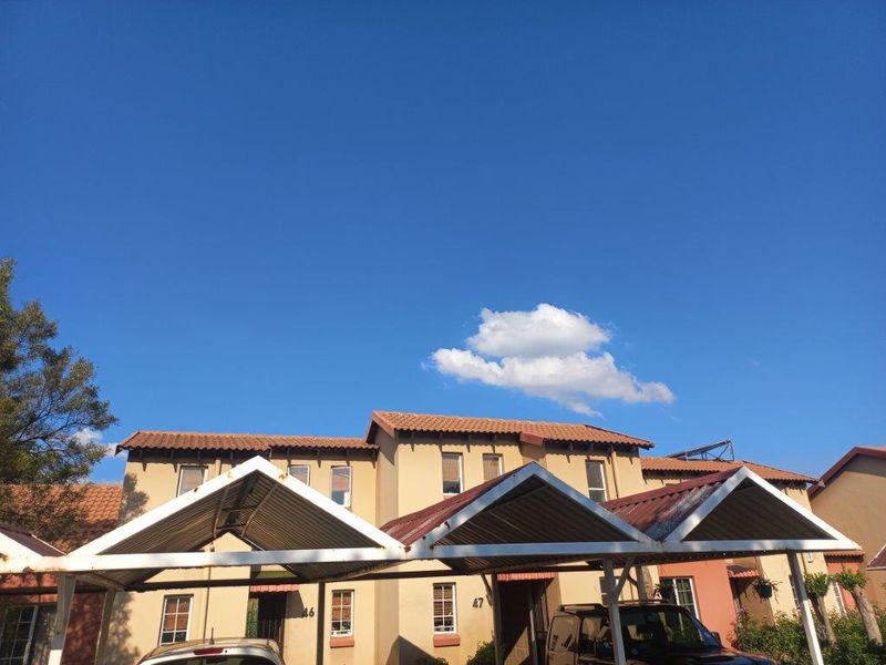 Stylish 3-Bedroom Duplex with Modern Comforts - Photo 6