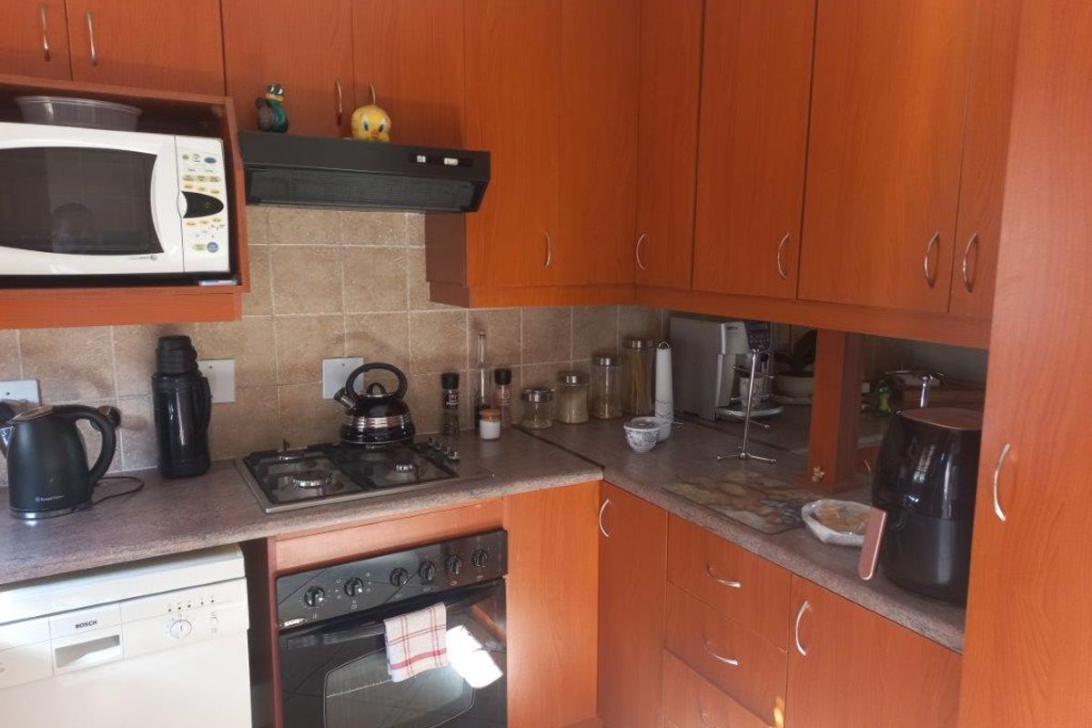 Stylish 3-Bedroom Duplex with Modern Comforts - Photo 3