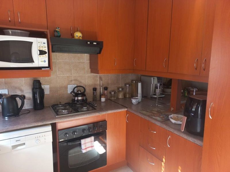 Stylish 3-Bedroom Duplex with Modern Comforts - Photo 3