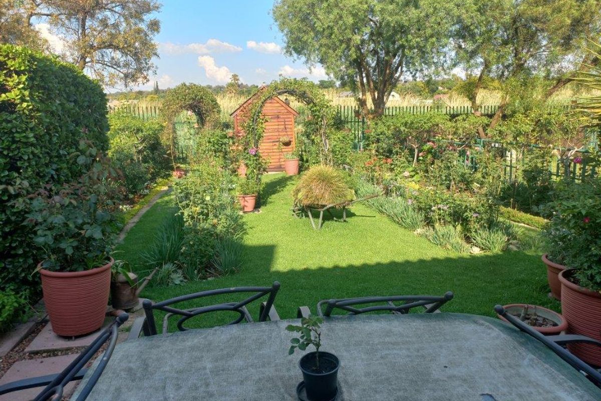 Stylish 3-Bedroom Duplex with Modern Comforts - Photo 5