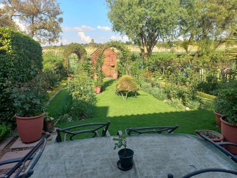 Stylish 3-Bedroom Duplex with Modern Comforts - Photo 5