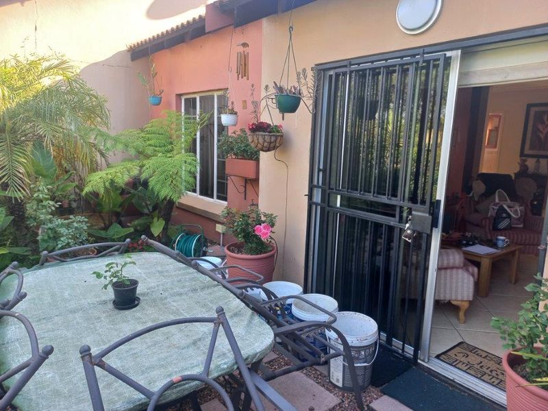 Stylish 3-Bedroom Duplex with Modern Comforts - Photo 7