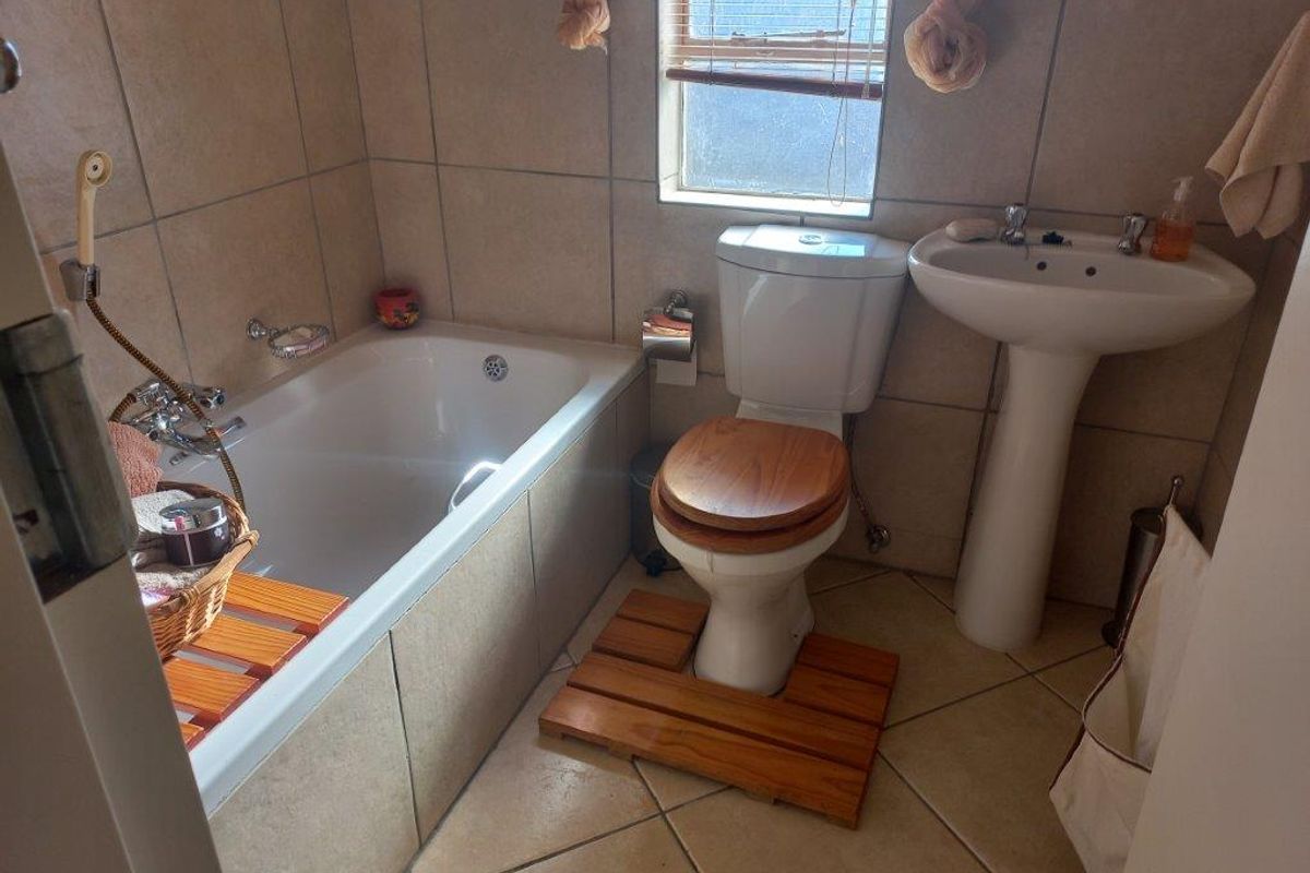 Stylish 3-Bedroom Duplex with Modern Comforts - Photo 4