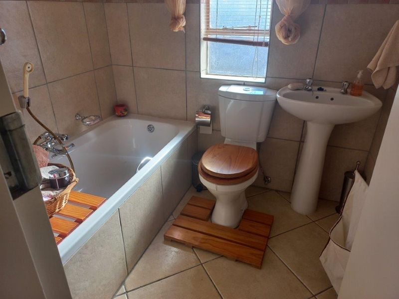 Stylish 3-Bedroom Duplex with Modern Comforts - Photo 4