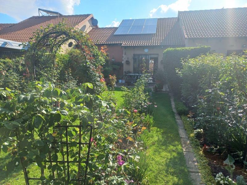 Stylish 3-Bedroom Duplex with Modern Comforts - Photo 8