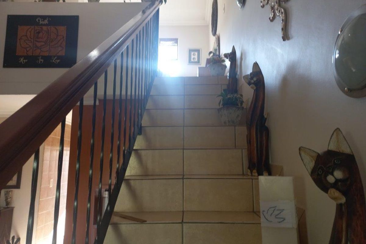 Stylish 3-Bedroom Duplex with Modern Comforts - Photo 2