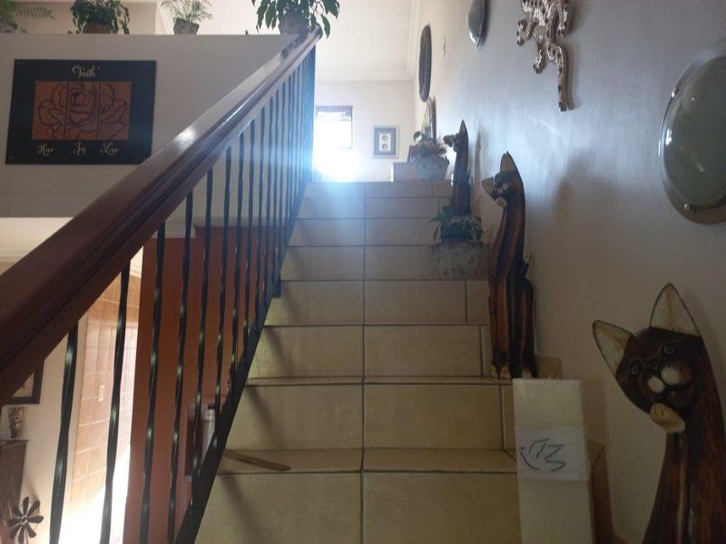 Stylish 3-Bedroom Duplex with Modern Comforts - Photo 2