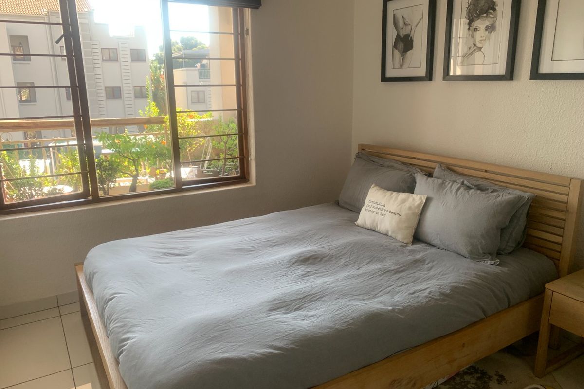 Renovated 1-Bedroom Flat with Modern Amenities" - Photo 4