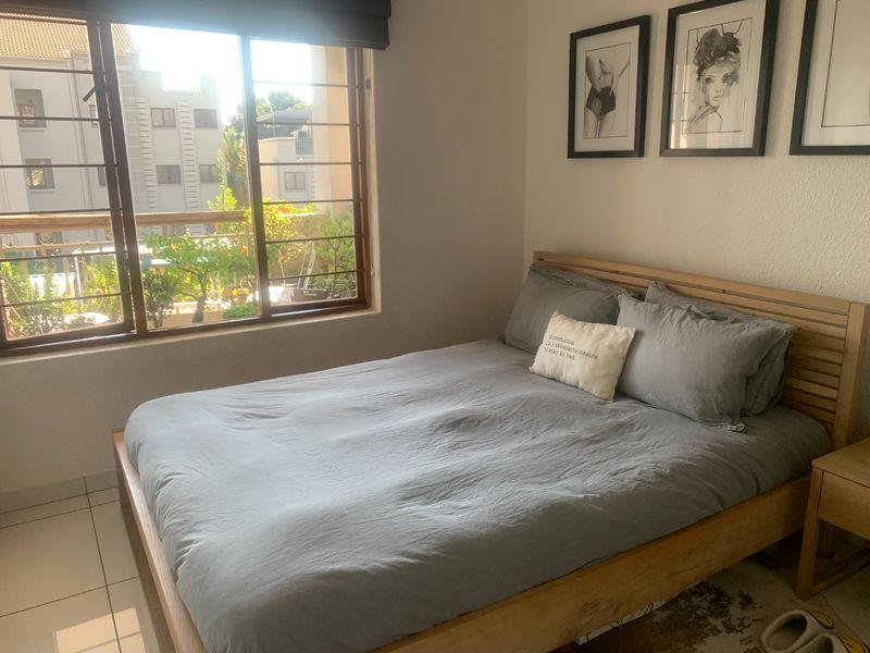 Renovated 1-Bedroom Flat with Modern Amenities" - Photo 4