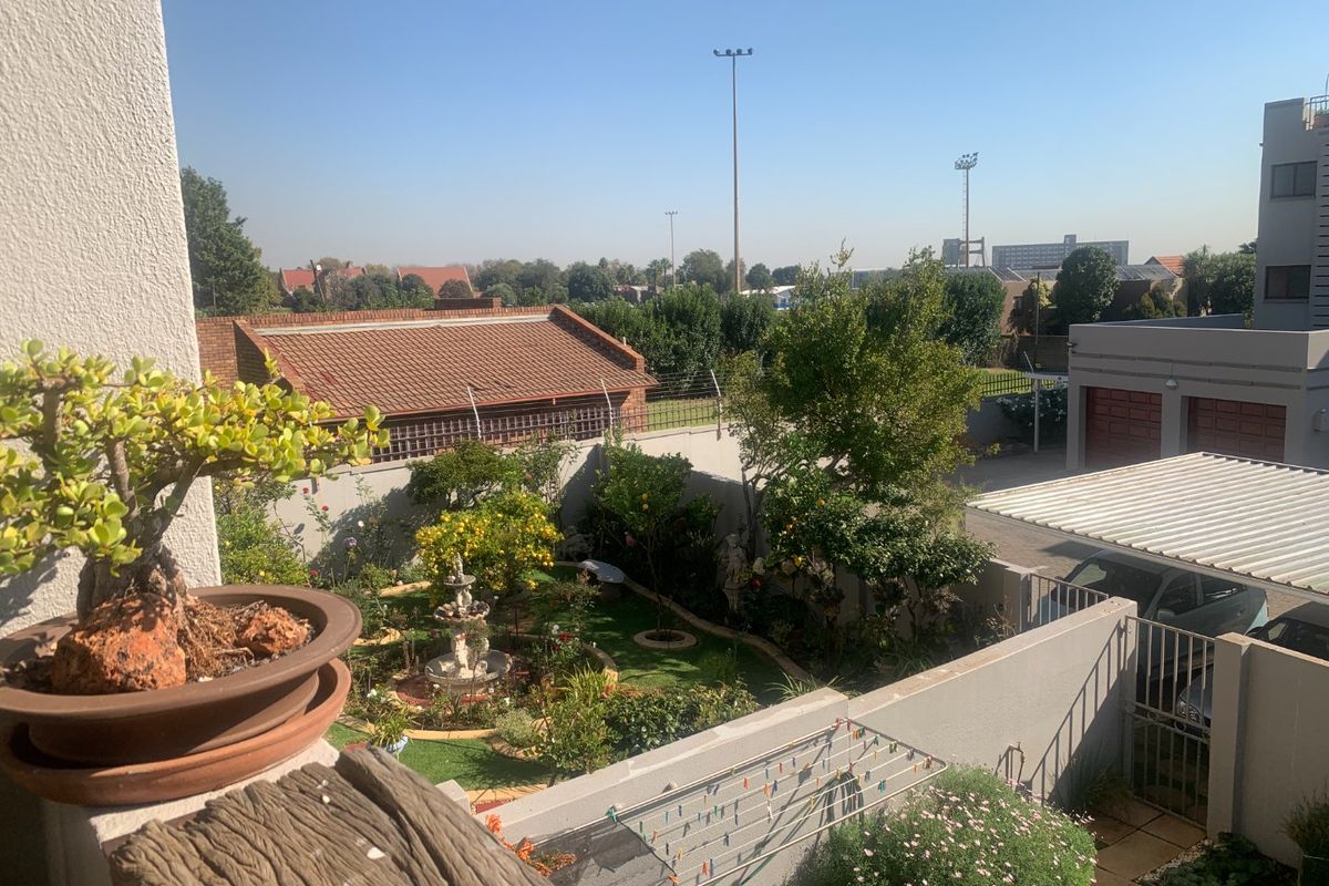 Renovated 1-Bedroom Flat with Modern Amenities" - Photo 3