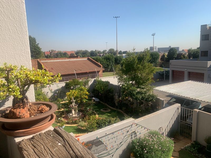 Renovated 1-Bedroom Flat with Modern Amenities" - Photo 3