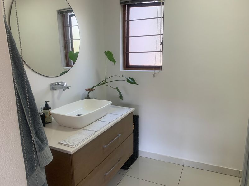 Renovated 1-Bedroom Flat with Modern Amenities" - Photo 9